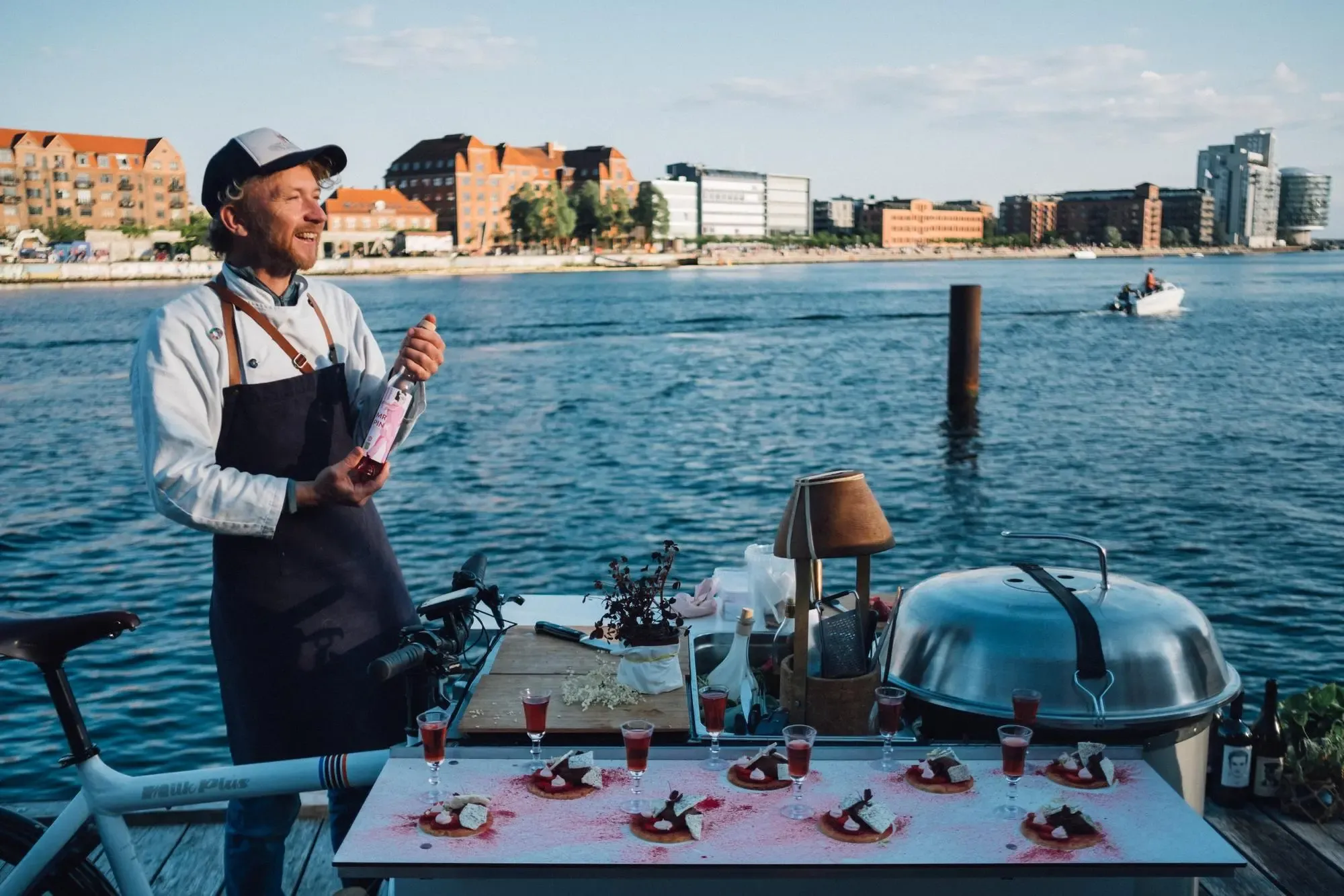 Cykelkokken med havnen i baggrunden